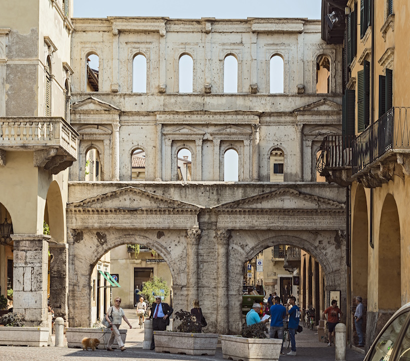 Facciata romana di Porta Borsari a Verona. Reiki e crescita personale vicino Verona.