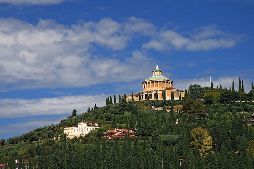 Luoghi memoriabili di Verona: Santuario della Madonna di Lourdes. Dario Canil presenta corsi e seminari Reiki vicino ad Santuario della Madonna di Lourdes, a Dolo (Venezia).