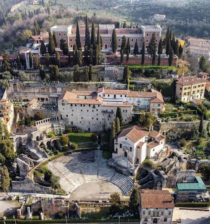 Luoghi memoriabili di Verona: Teatro Romano. Dario Canil presenta corsi e seminari Reiki vicino ad Teatro Romano, a Dolo (Venezia).