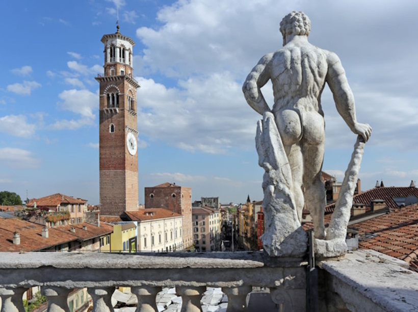 Luoghi memoriabili di Verona: Torre dei Lamberti. Dario Canil presenta corsi e seminari Reiki vicino ad Torre dei Lamberti, a Dolo (Venezia).