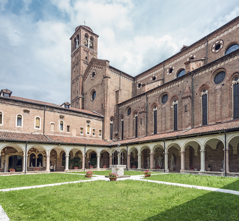 Interno della Chiesa di San Lorenzo a Vicenza con navate e monumenti storici.