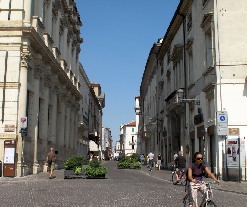 Passeggiata lungo Corso Palladio nel cuore della città di Vicenza.