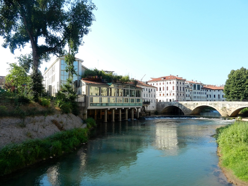 Il fiume Bacchiglione attraversa la città di Vicenza. Seminari e corsi Reiki vicino Vicenza.