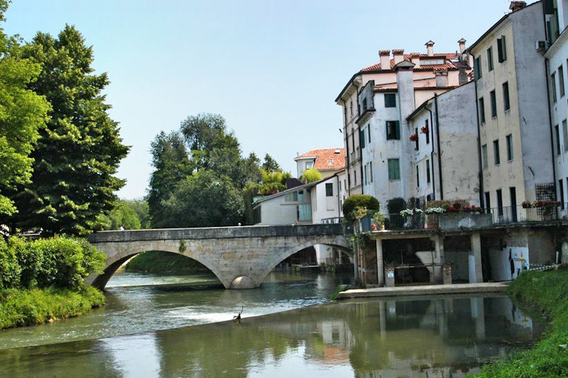 Passeggiata lungo il fiume Bacchiglione a Vicenza tra natura e paesaggio.
