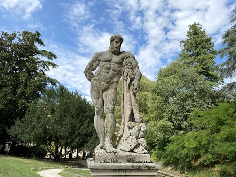 Passeggiata tra alberi e logge storiche nei Giardini Salvi di Vicenza.