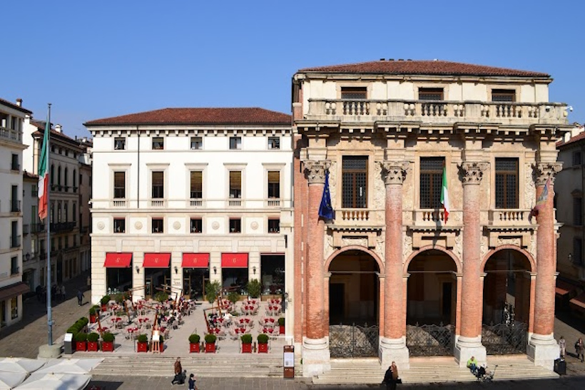Luoghi memoriabili di Vicenza: Loggia del Capitaniato. Dario Canil presenta corsi e seminari Reiki vicino ad Loggia del Capitaniato, a Dolo (Venezia).