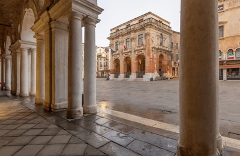 La facciata della Loggia del Capitaniato, capolavoro di Andrea Palladio a Vicenza.