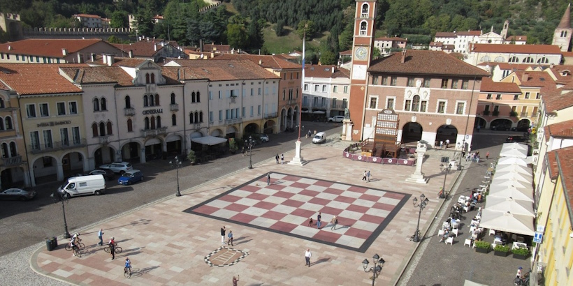 Luoghi memoriabili di Vicenza: Marostica, Piazza degli Scacchi. Dario Canil presenta corsi e seminari Reiki vicino ad Marostica, Piazza degli Scacchi, a Dolo (Venezia).