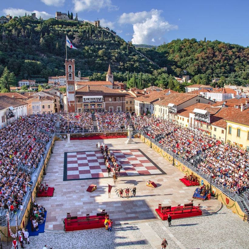 La celebre scacchiera monumentale di Piazza degli Scacchi a Marostica.
