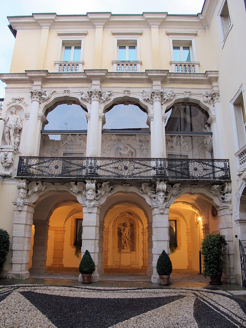 Interni decorati e collezioni artistiche di Palazzo Leoni Montanari a Vicenza.