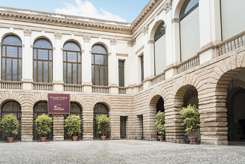 Dettagli architettonici di Palazzo Thiene nel centro storico di Vicenza.