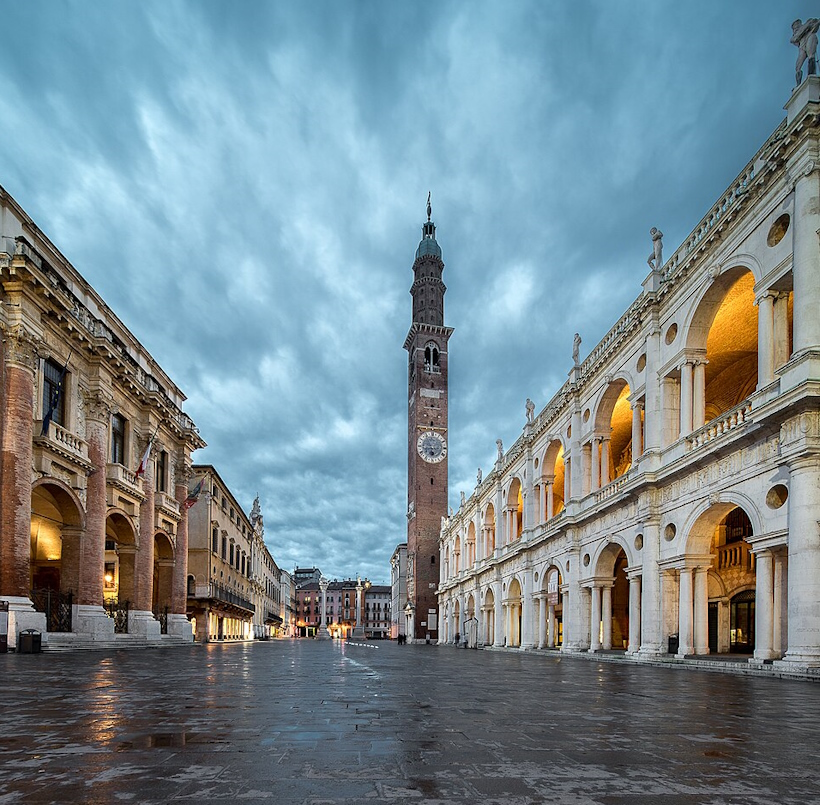 Piazza dei Signori nel centro storico di Vicenza. Reiki, meditazione e crescita personale vicino Vicenza.