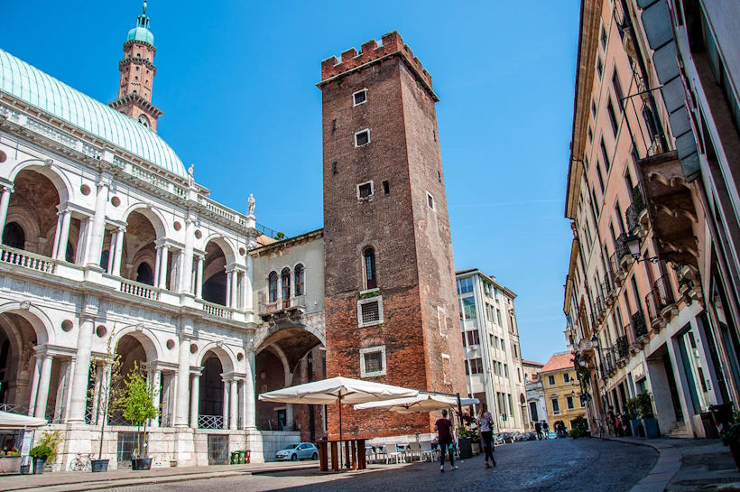 Luoghi memoriabili di Vicenza: Piazza delle Erbe. Dario Canil presenta corsi e seminari Reiki vicino ad Piazza delle Erbe, a Dolo (Venezia).