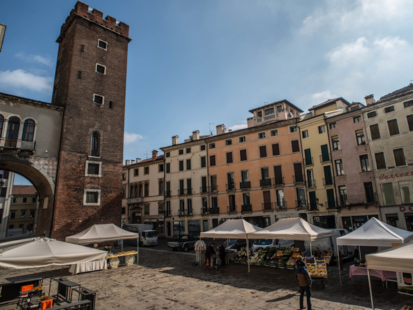 Piazza delle Erbe nel centro storico di Vicenza, antico cuore commerciale della città.