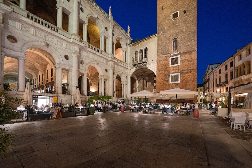Scorcio di Piazza delle Erbe accanto alla Basilica Palladiana a Vicenza.