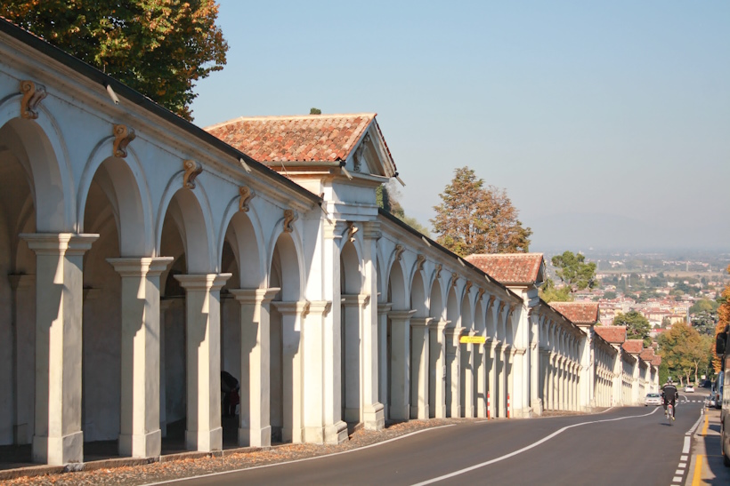 Il Santuario di Monte Berico domina la città di Vicenza dall'alto del colle.