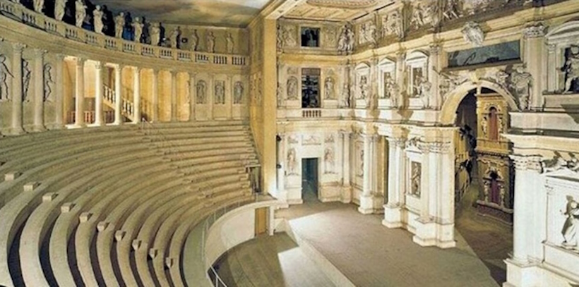 Interno del Teatro Olimpico di Vicenza con le celebri scenografie prospettiche.