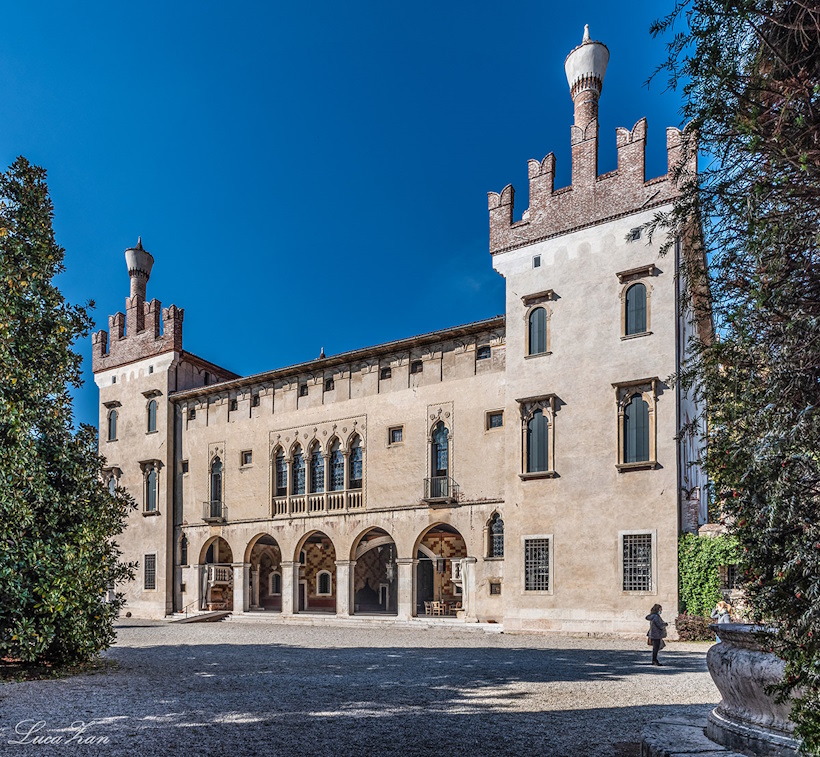 Interni storici e giardini del Castello di Thiene in provincia di Vicenza.