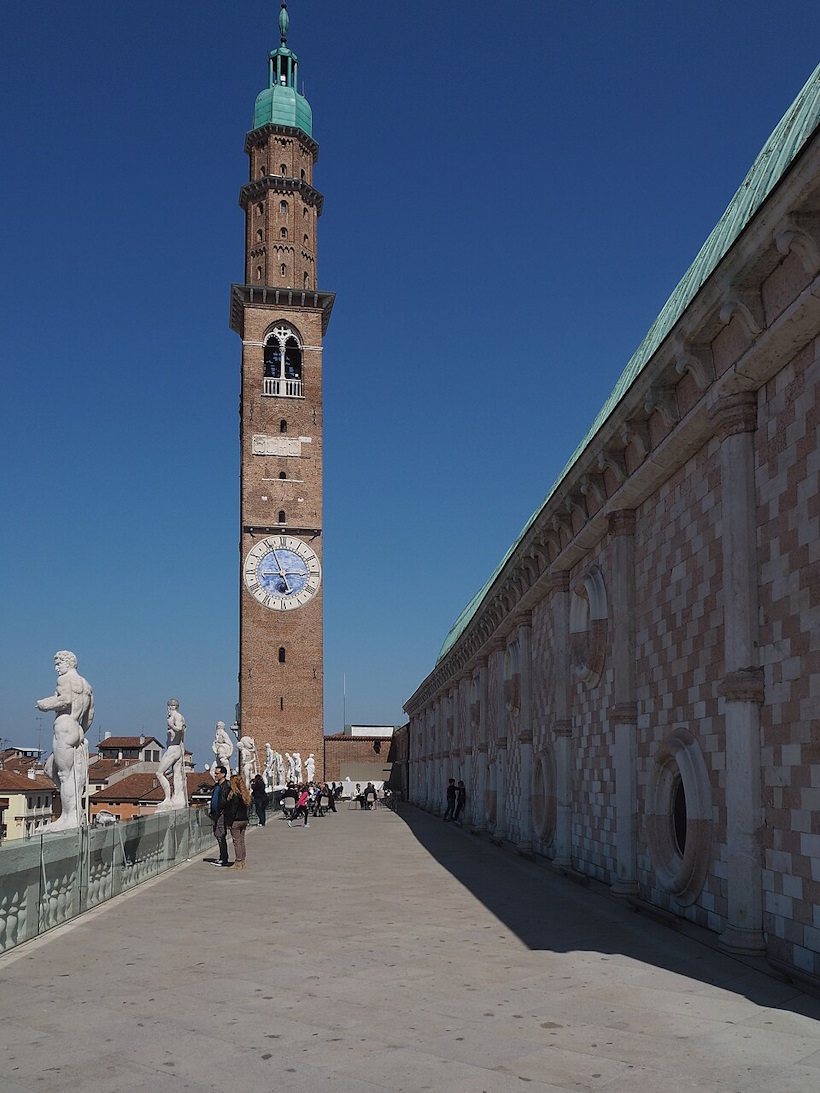 La Torre Bissara domina Piazza dei Signori nel centro storico di Vicenza.