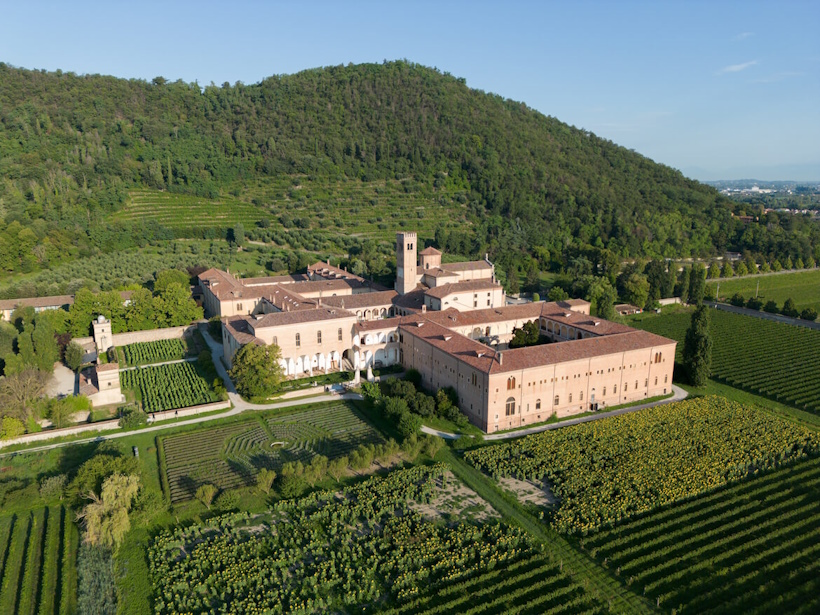 Abbazia di Praglia. Dario Canil e il Centro Olistico Tolteca presentano corsi e seminari Reiki a Dolo (Venezia), vicino all'Abbazia di Praglia, in Veneto.