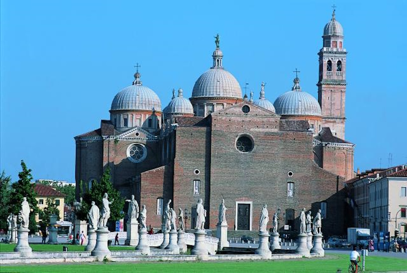 Padova, Basilica di Santa Giustina. Seminari e corsi Reiki vicino Padova a Dolo Venezia.
