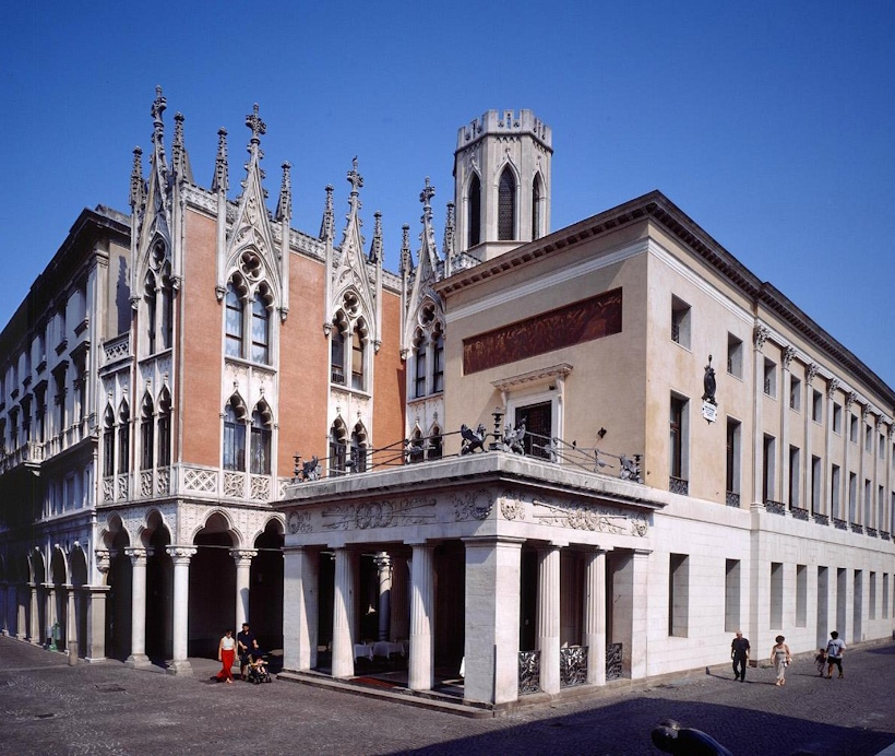 Luoghi memoriabili di Padova: Il Caffè Pedrocchi. Dario Canil presenta corsi e seminari Reiki vicino a Padova, in Veneto, a Dolo (Venezia).