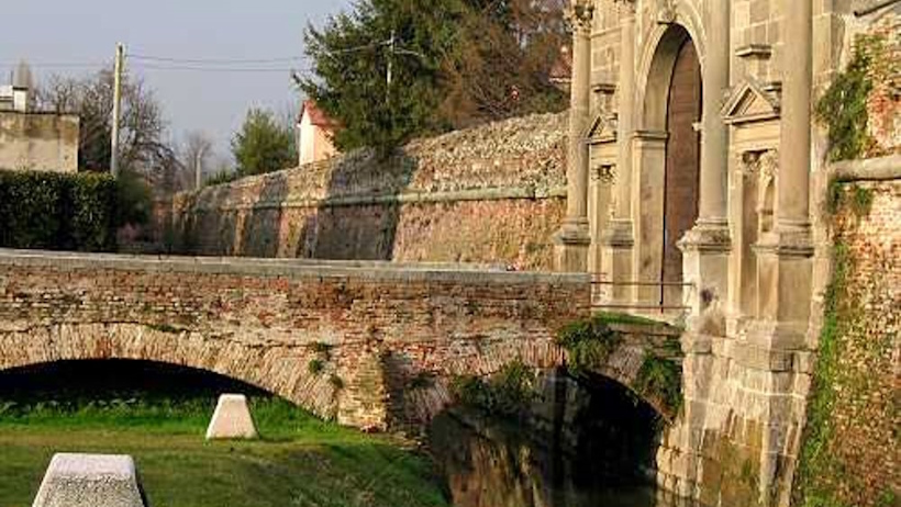 Luoghi memoriabili di Padova: La Porta Altinate e le mura storiche. Dario Canil presenta corsi e seminari Reiki vicino a Padova, in Veneto, a Dolo (Venezia).