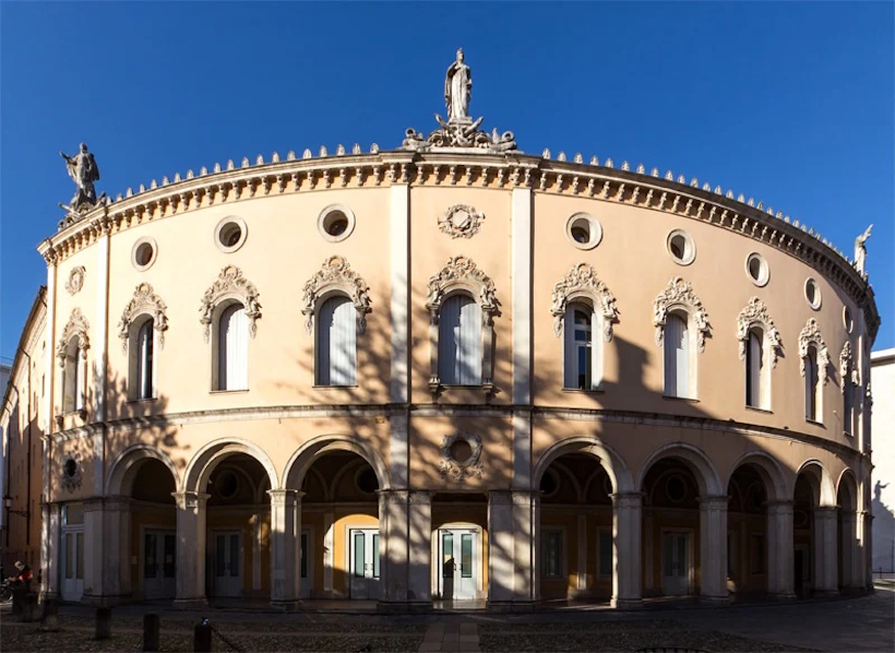 Luoghi memoriabili di Padova: Il Teatro Verdi. Dario Canil presenta corsi e seminari Reiki vicino a Padova, in Veneto, a Dolo (Venezia).