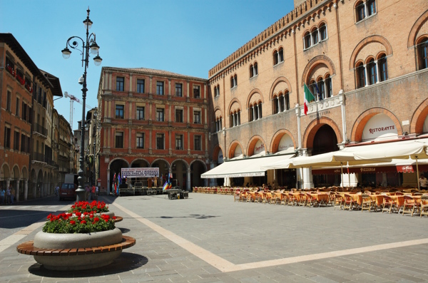 Treviso, la Piazza dei Signori, vicino a Treviso corsi e seminari Reiki nel Centro Olistico Tolteca a Dolo (Venezia)