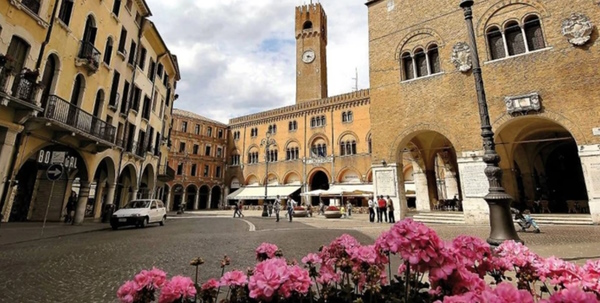 Treviso, la Piazza dei Signori. Dario Canil e il Centro Olistico Tolteca presentano corsi e seminari Reiki a Dolo (Venezia), vicino a Treviso, in Veneto.