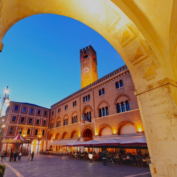 Treviso, la Piazza dei Signori. Dario Canil presenta corsi e seminari Reiki vicino a Treviso, in Veneto, a Dolo (Venezia).