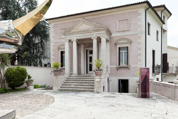 Bassano del Grappa, il Palazzo Sturm. A un'ora da Bassano del Grappa corsi e seminari Reiki nel Centro Olistico Tolteca a Dolo (Venezia)
