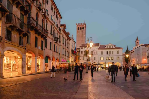Dario Canil presenta corsi e seminari Reiki vicino a Bassano del Grappa, in Veneto, a Dolo (Venezia).