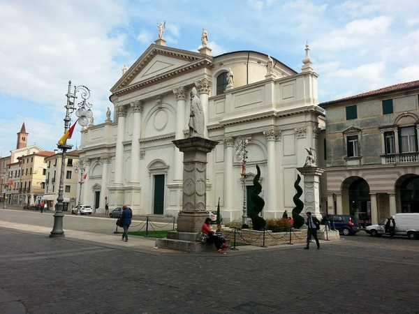 Piazza Libertà a Bassano del Grappa. Dario Canil e il Centro Olistico Tolteca presentano corsi e seminari Reiki a Dolo (Venezia), vicino a Bassano del Grappa, in Veneto.