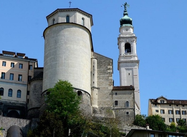 il Duomo di Belluno. Dario Canil e il Centro Olistico Tolteca presentano corsi e seminari Reiki a Dolo (Venezia), vicino a Belluno, in Veneto.