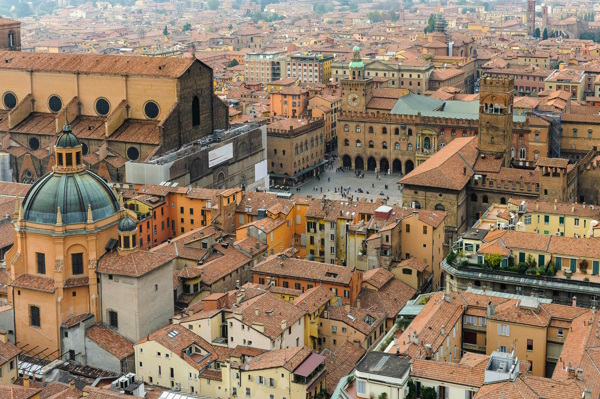 A dolo, a un'ora e mezza da Bologna, Dario Canil conduce seminari e corsi Reiki