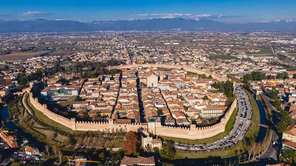 A dolo, a un'ora e un quarto da Cittadella, Dario Canil conduce seminari e corsi Reiki