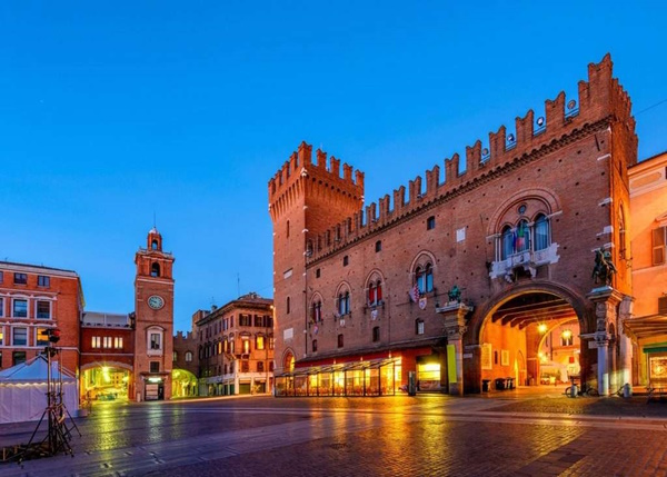 A dolo, a un'ora e un quarto da Ferrara, Dario Canil conduce seminari e corsi Reiki