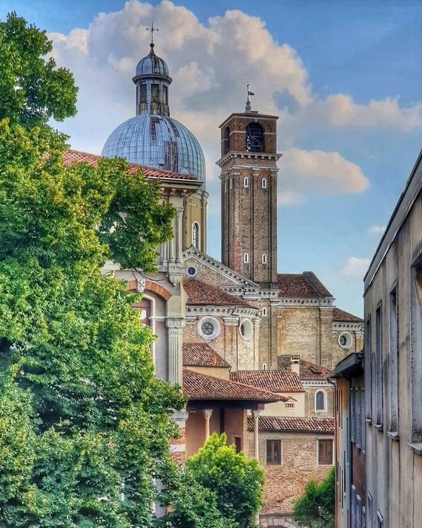 Duomo di Santa Maria Assunta a Padova. Dario Canil e il Centro Olistico Tolteca presentano corsi e seminari Reiki a Dolo (Venezia), vicino a Padova, in Veneto.