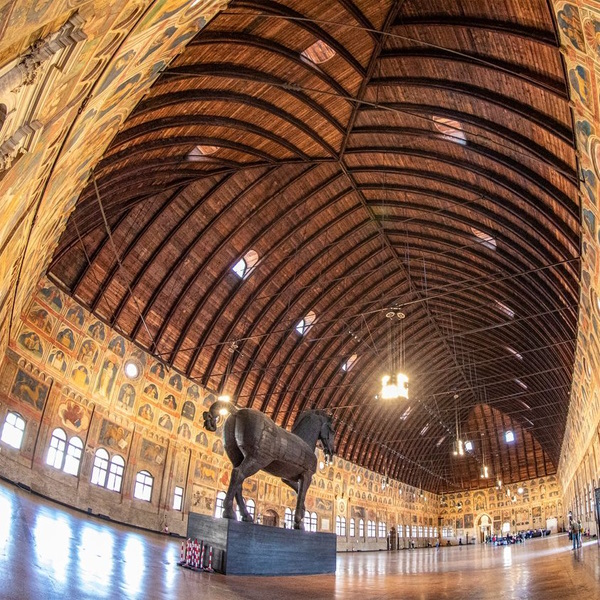 Padova, Palazzo della Ragione. A venti minuti da Padova corsi e seminari Reiki nel Centro Olistico Tolteca a Dolo (Venezia)