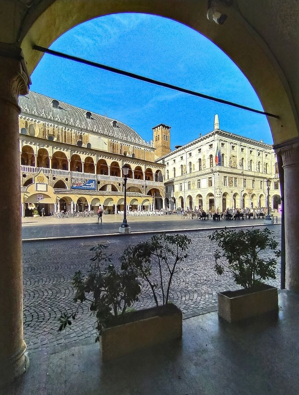 Padova, la Piazza delle Erbe. A venti minuti da Padova corsi e seminari Reiki nel Centro Olistico Tolteca a Dolo (Venezia)