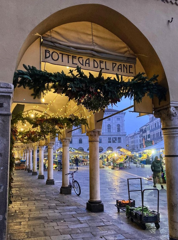 la Piazza delle Erbe di Padova. Dario Canil e il Centro Olistico Tolteca presentano corsi e seminari Reiki a Dolo (Venezia), vicino a Padova, in Veneto.
