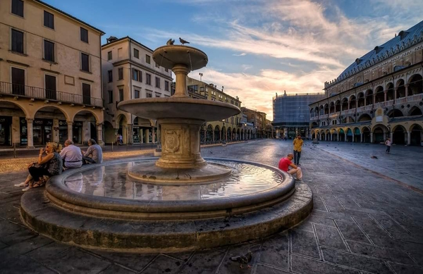 la Piazza delle Erbe di Padova. Dario Canil e il Centro Olistico Tolteca presentano corsi e seminari Reiki a Dolo (Venezia), vicino a Padova, in Veneto.