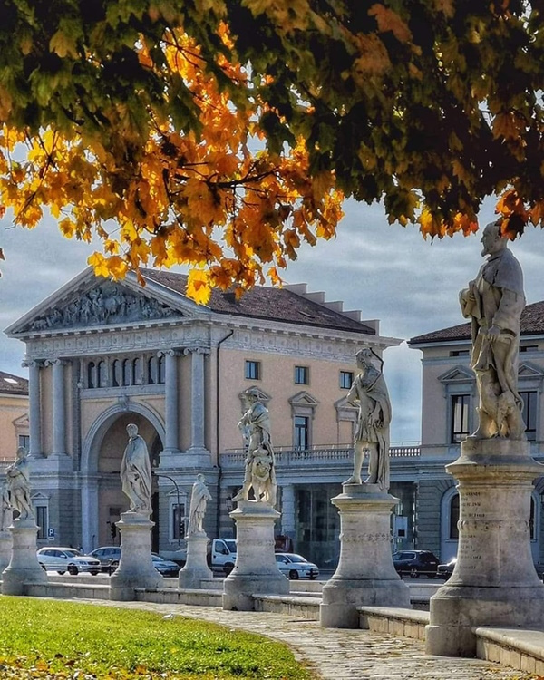 Prato della Valle di Padova. Dario Canil e il Centro Olistico Tolteca presentano corsi e seminari Reiki a Dolo (Venezia), vicino a Padova, in Veneto.