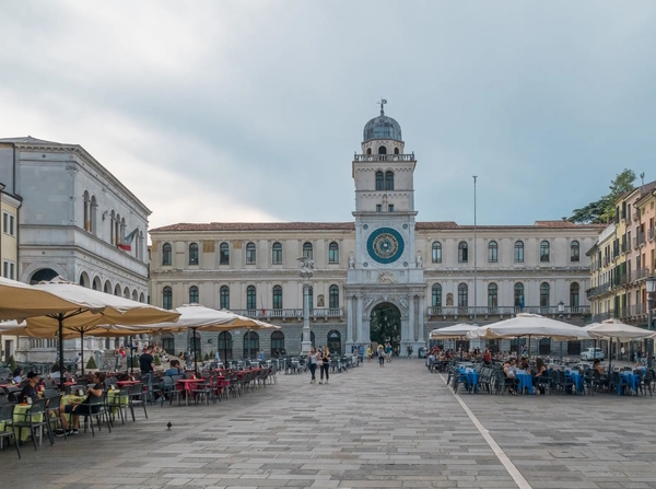 Padova, la Torre dell'Orologio. A venti minuti da Padova corsi e seminari Reiki nel Centro Olistico Tolteca a Dolo (Venezia)