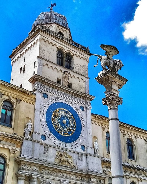la Torre dell'Orologio di Padova. Dario Canil e il Centro Olistico Tolteca presentano corsi e seminari Reiki a Dolo (Venezia), vicino a Padova, in Veneto.