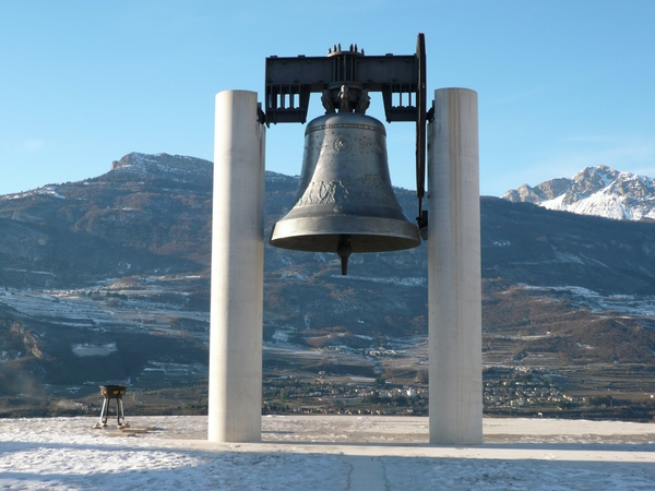 La Campana dei caduti a Rovereto TN. A dolo, a due ore da Rovereto, Dario Canil conduce seminari e corsi Reiki