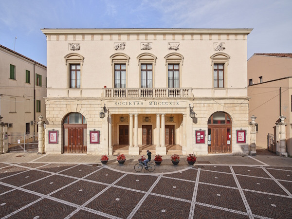 il Teatro Sociale. Dario Canil presenta i corsi e i seminari Reiki vicino a Rovigo, in Veneto.