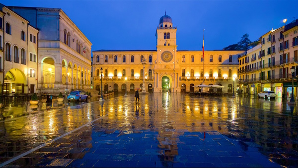 Padova, la Piazza dei Signori. Dario Canil presenta corsi e seminari Reiki vicino a Padova, in Veneto, a Dolo (Venezia).