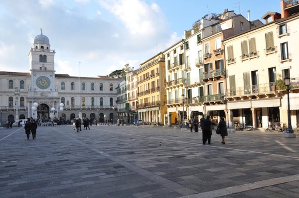 Padova, la Piazza dei Signori. A venti minuti da Padova corsi e seminari Reiki nel Centro Olistico Tolteca a Dolo (Venezia)